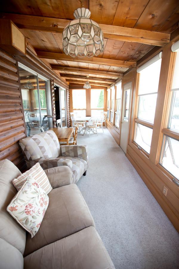 Relax At This Cozy Lake Front Log Cabin Cedar Interior Hotel Whitmore Lake Exterior photo
