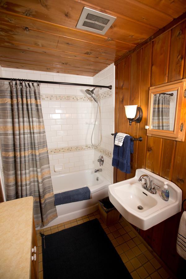 Relax At This Cozy Lake Front Log Cabin Cedar Interior Hotel Whitmore Lake Exterior photo